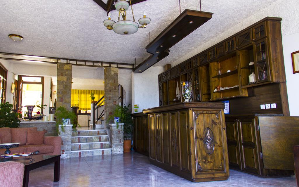 Hesperia Hotel Karlovassi Buitenkant foto