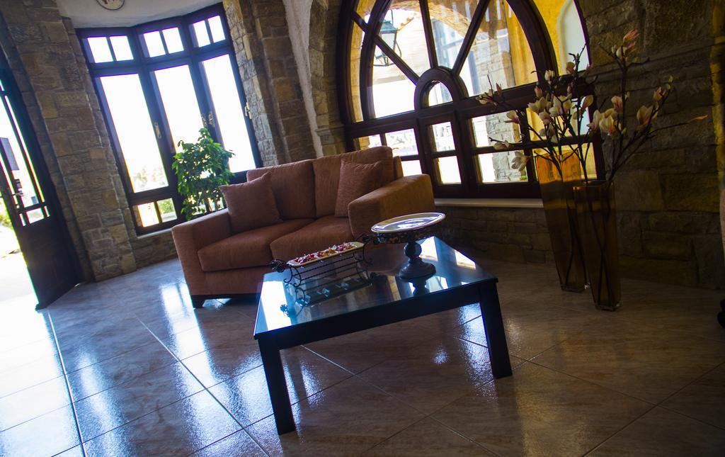 Hesperia Hotel Karlovassi Buitenkant foto