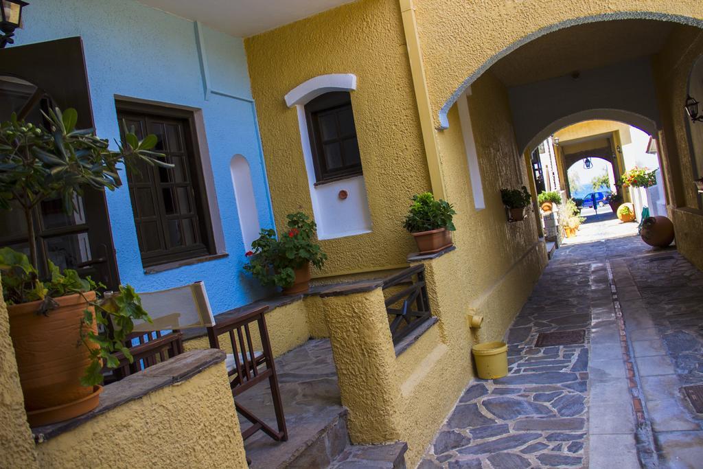 Hesperia Hotel Karlovassi Buitenkant foto