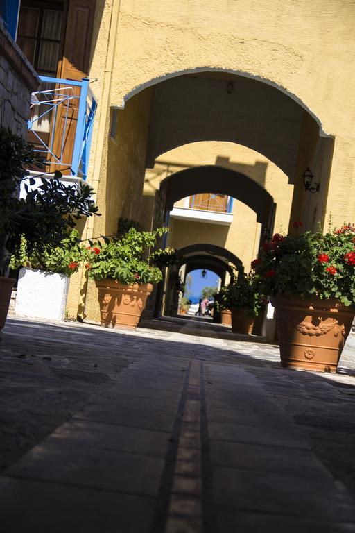 Hesperia Hotel Karlovassi Buitenkant foto