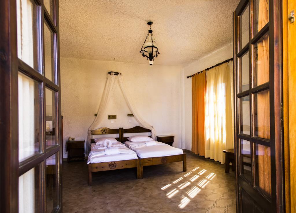 Hesperia Hotel Karlovassi Buitenkant foto