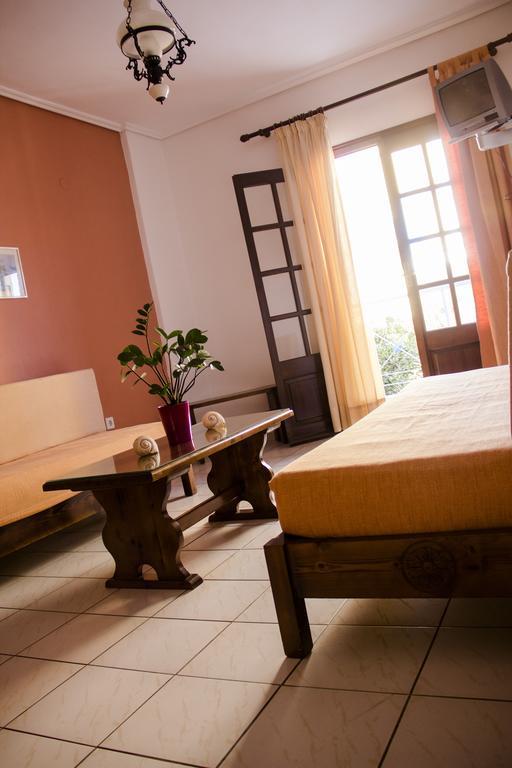 Hesperia Hotel Karlovassi Buitenkant foto