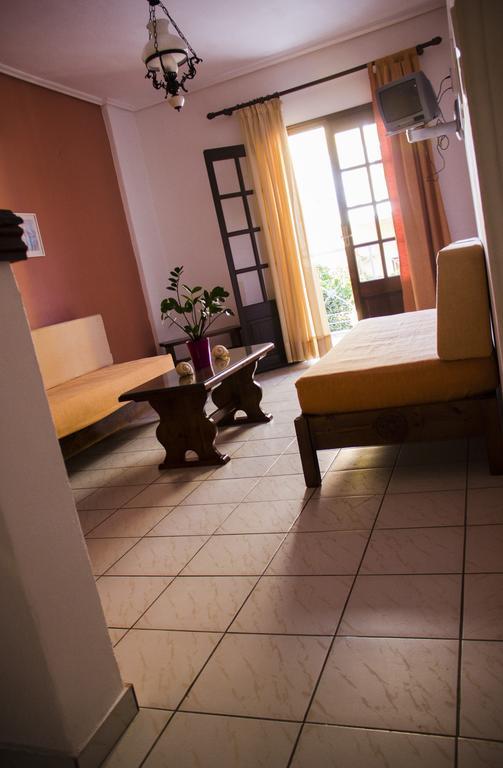 Hesperia Hotel Karlovassi Buitenkant foto