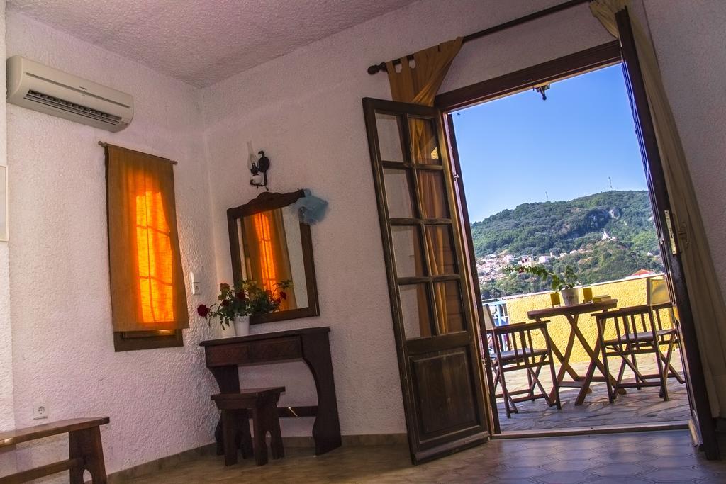 Hesperia Hotel Karlovassi Buitenkant foto