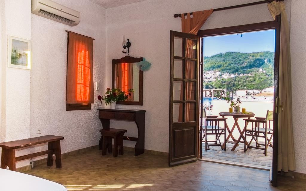 Hesperia Hotel Karlovassi Buitenkant foto