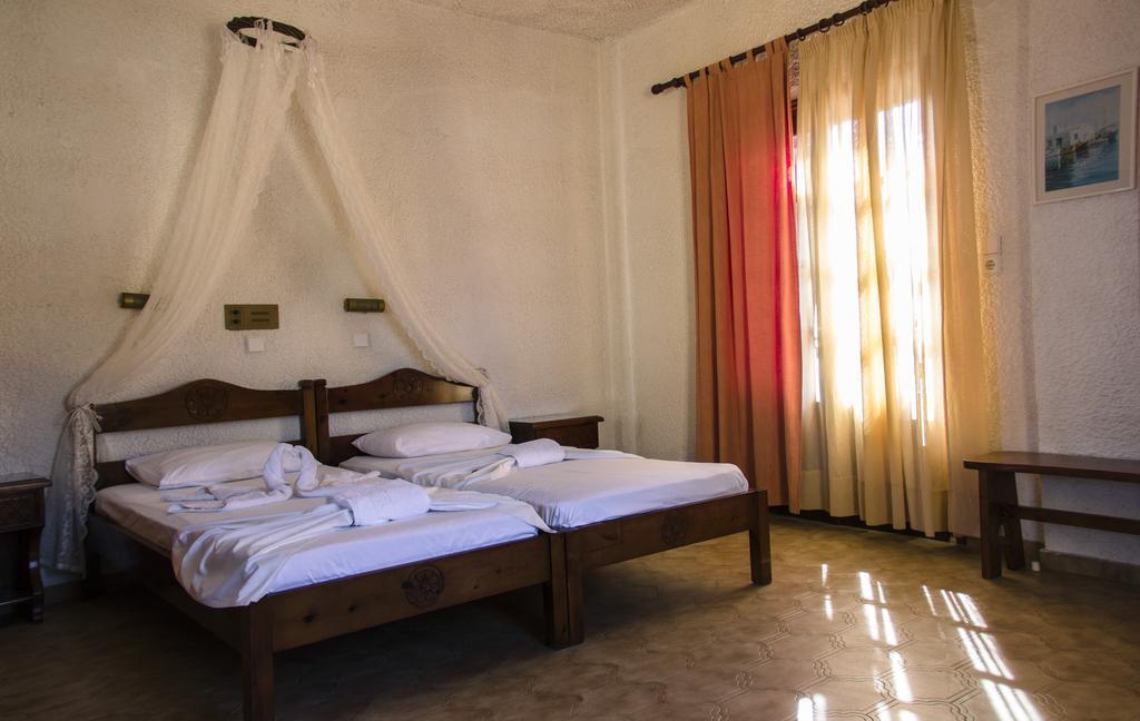 Hesperia Hotel Karlovassi Buitenkant foto